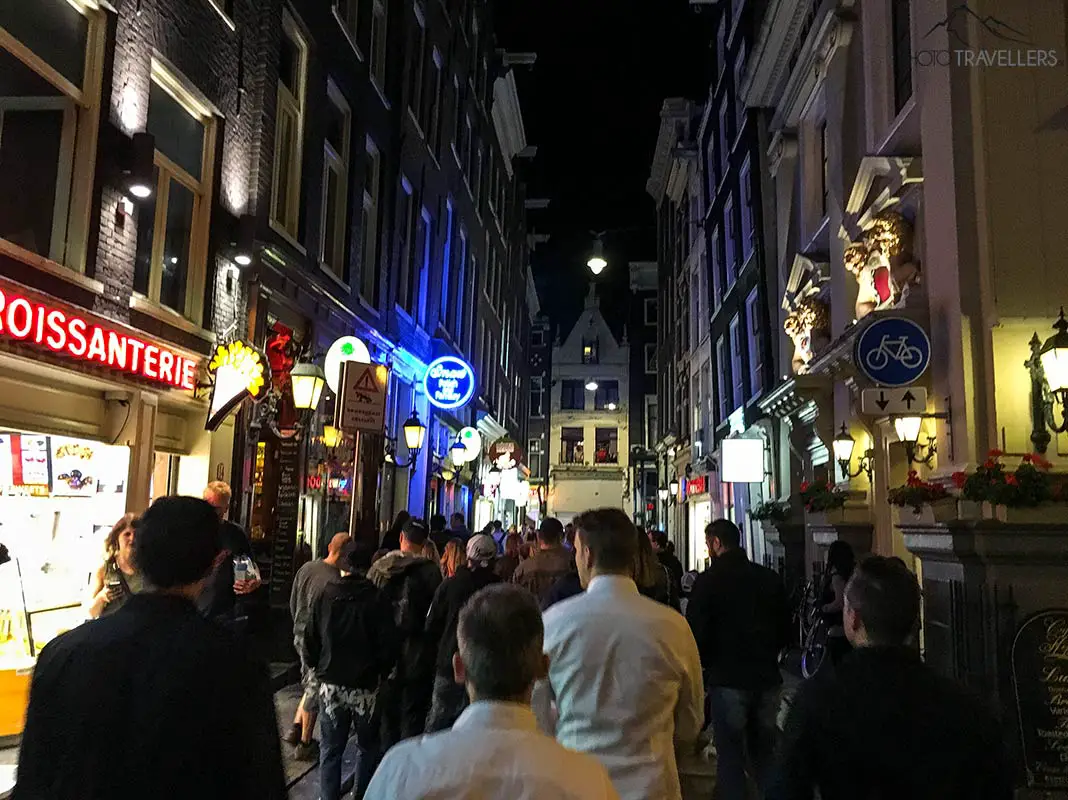 Abends im Rotlichtviertel von Amsterdam