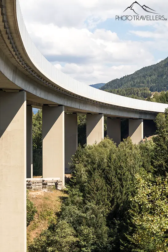 Die Autobahnbrücke auf dem Alpe Adria Trail der 10. Etappe