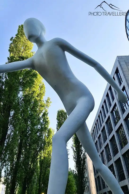 Die Statue "Walking Man" in Schwabing