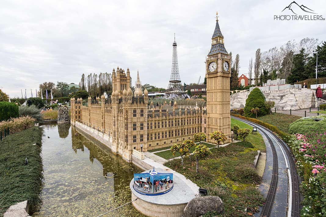 Der Big Ben und das Londoner Parlament, dahinter der Eiffelturm, im Mini-Europa in Brüssel