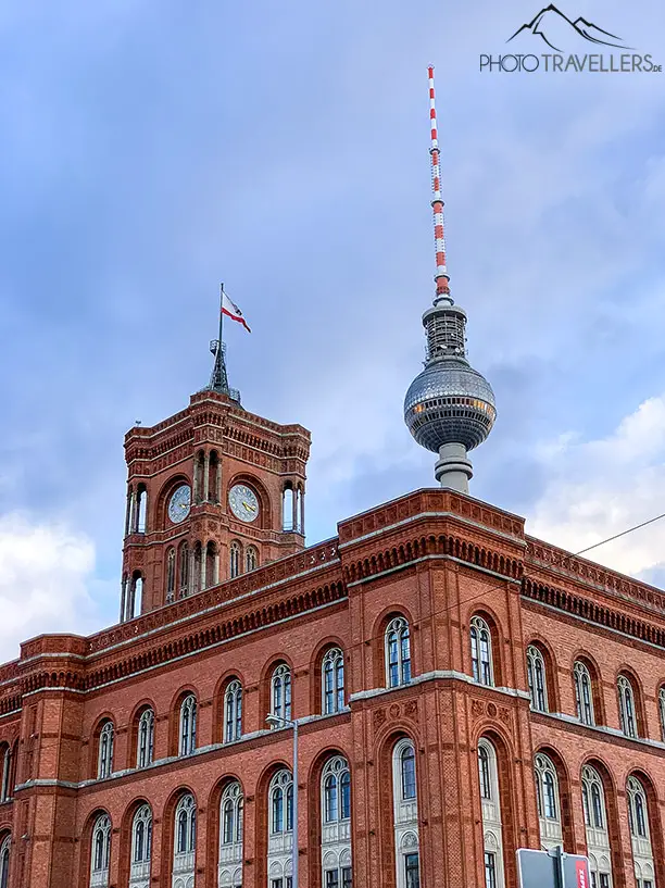 Das Rote Rathaus in Berlin mit dem Funkturm