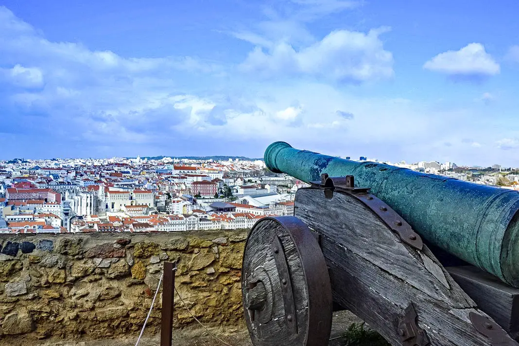 Eine alte Kanone im bekannten Castelo de São Jorge mit Blick über Lissabon