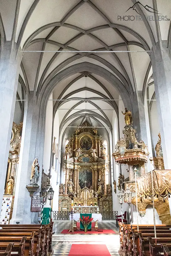Im Inneren der Kirche Mariä Himmelfahrt