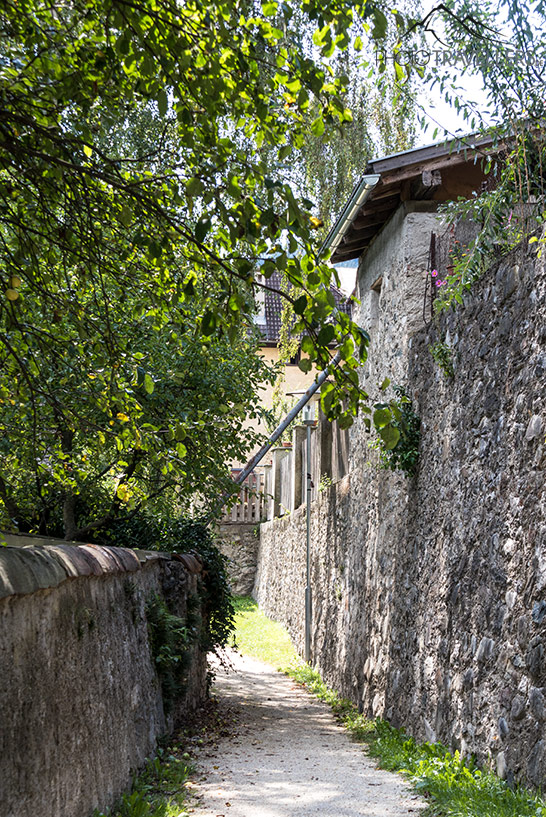 Die Stadtmauer in Gmünd führt um die ganze Stadt