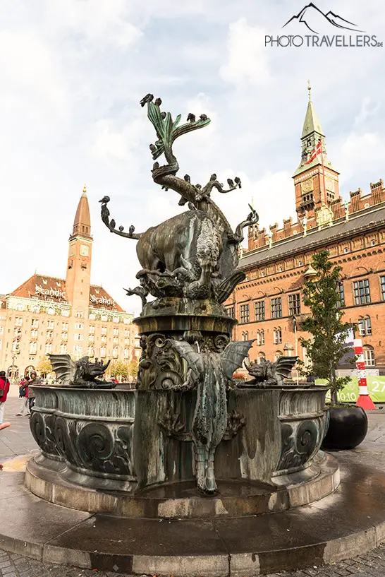 Der Brunnen vorm Rathaus ist sehr kunstvoll gestaltet