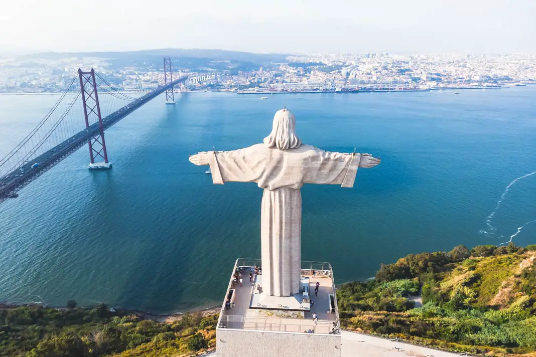 Die Statue Cristo Rei mit Blück über Lissabon