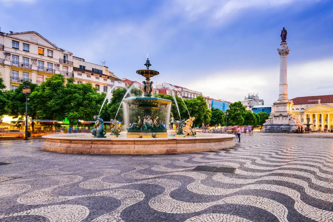Der Platz Rossio gehört zu den Top-Sehenswürdigkeiten in Lissabon