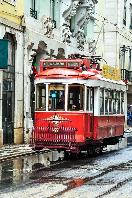 Eine rote Straßenbahn in Lissabon