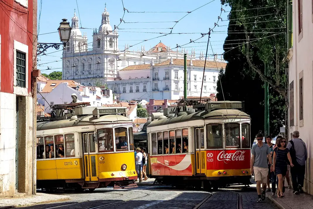 Eine gelbe Straßenbahn in Lissabon