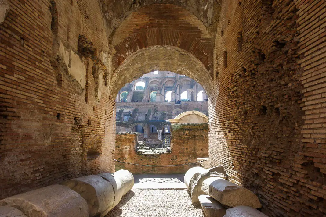 Blick aus dem Untergrund im Kolosseum in die Arena in Rom