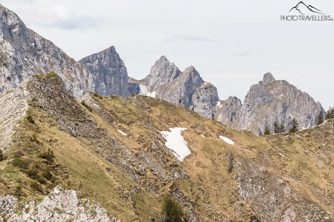 Drei Wanderer in atemberaubender Bergkulisse
