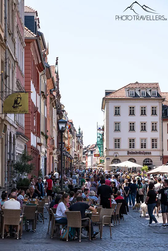 In der Hauptstraße von Heidelberg drängen sich Menschen