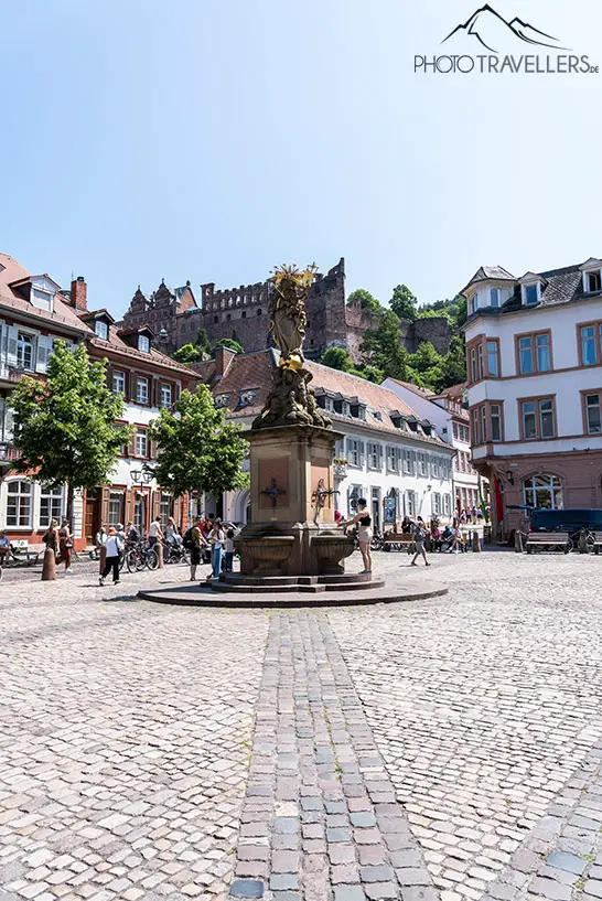 Der Kornmarkt mit dem Muttergottesbrunnen in Heidelberg 