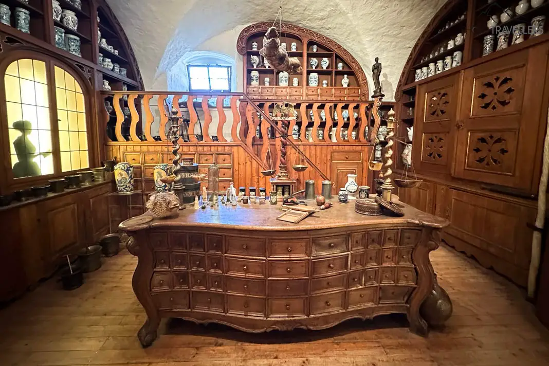 Eine historische Apotheke im Apotheken-Museum im Heidelberger Schloss