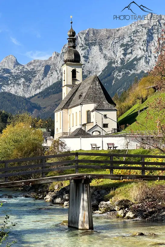 Der Blick auf die Kirche St. Sebastian mit den Bergen im Berchtesgadener Land
