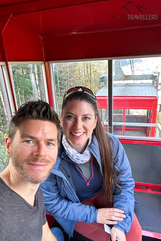 Die Reiseblogger Biggi und Flo in der Obersalzbergbahn
