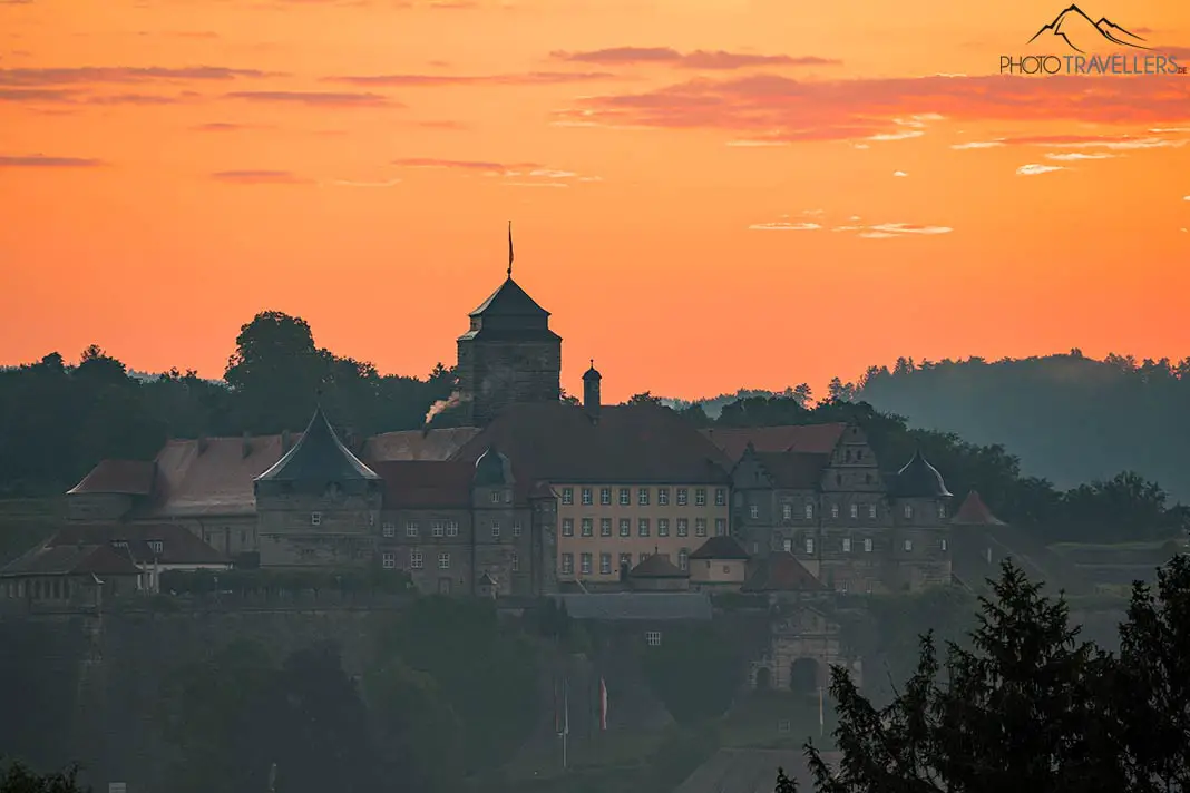 Der Blick auf die Festung Rosenberg in Kronach am Morgen