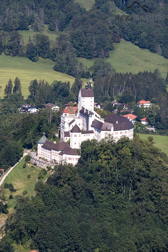 Der Blick von oben auf Schloss Hohenaschau