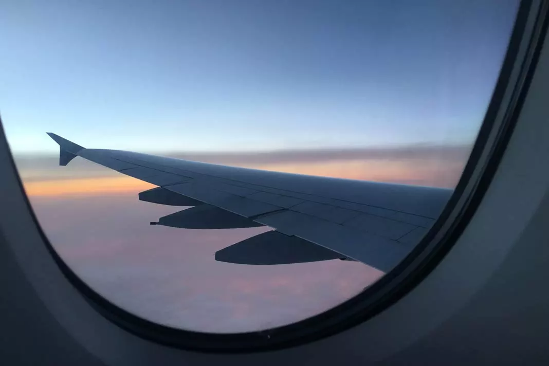 Der Blick aus dem Flugzeug bei Dämmerung