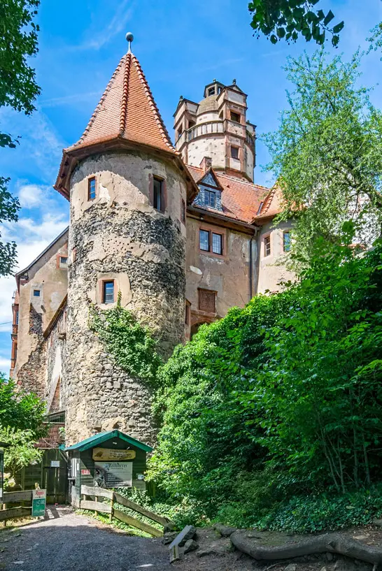 Burg Ronneburg ist malerisch gelegen