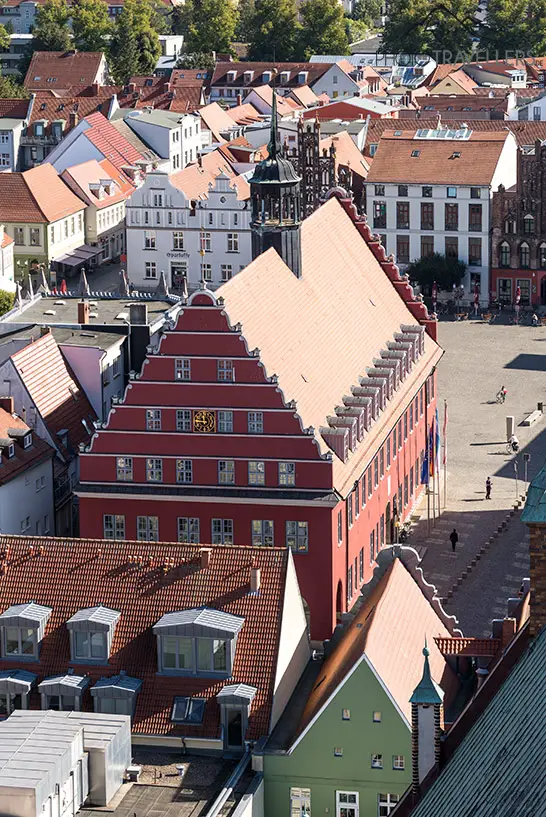 Das rote Rathaus aus Greifswald von oben