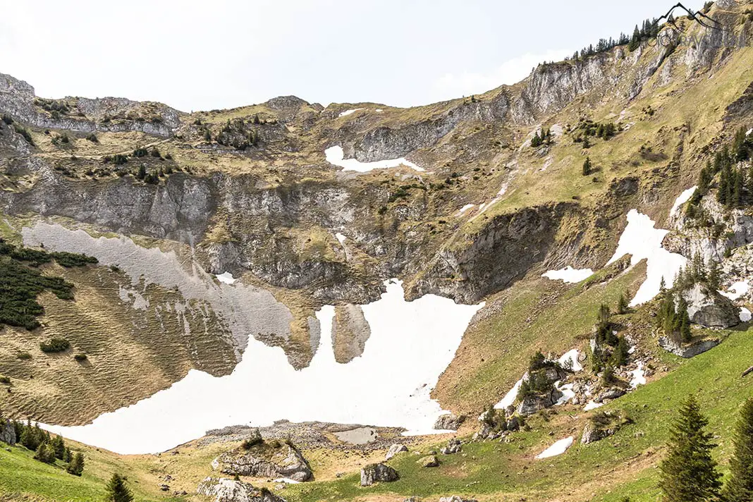 Blick auf einen Felskessel in den Ammergauer Alpen