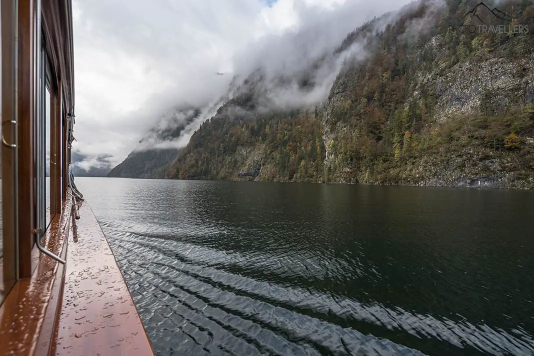 Der Blick aus dem Boot auf dem Königssee im Nationalpark Berchtesgaden