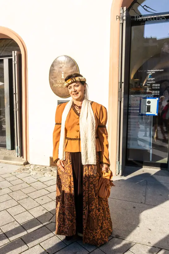 Die Stadtführerin in Landsberg ist kostümiert