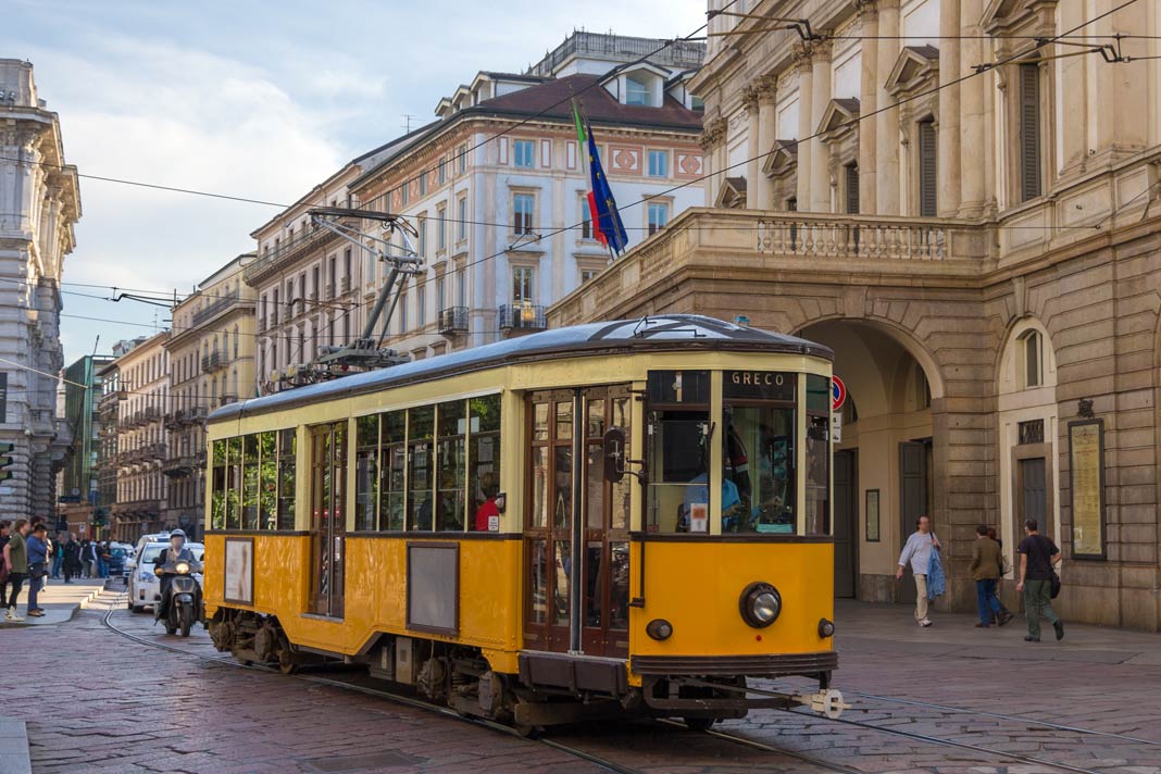 Eine Straßenbahn vor dem Teatro alla Scala in Mailand