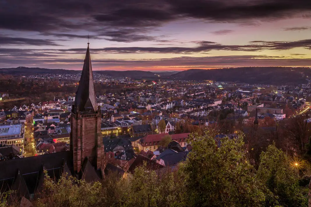 Blick über Marburg am Abend
