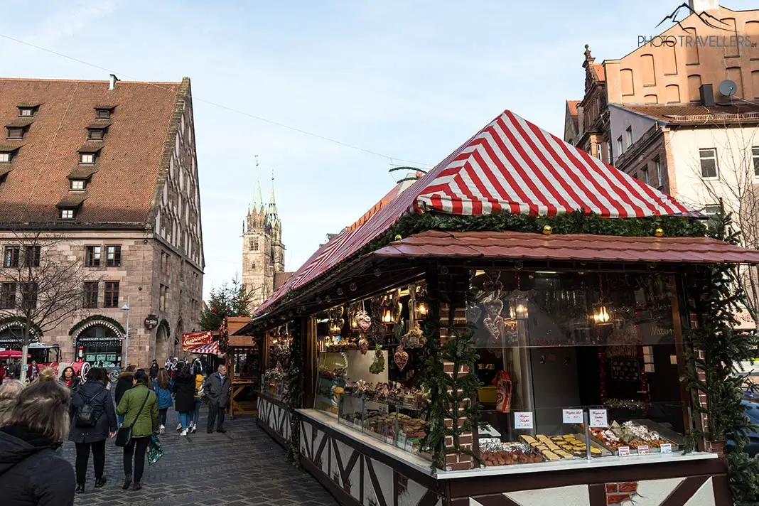 Die Mauthalle mit Weihnachtsständen in Nürnberg auf der Historischen Meile