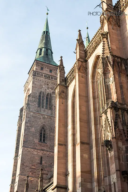 Die imposante Fassade der Sebalduskirche in Nürnberg
