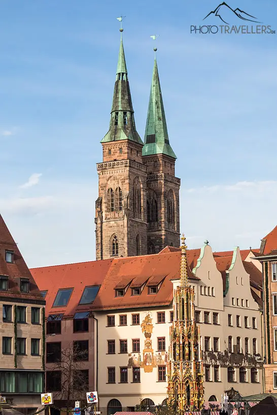 Der Blick auf den Schönen Brunnen und die Sebalduskirche in Nürnberg
