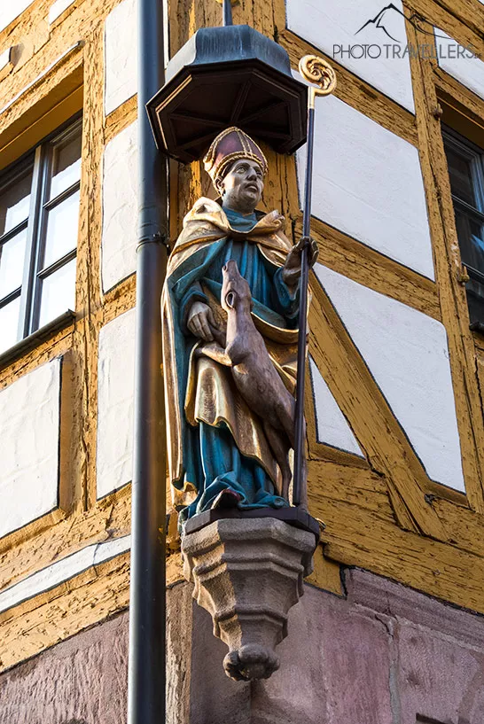 Eine Figur an einer Fassade in der Weißgerbergasse in der Altstadt von Nürnberg