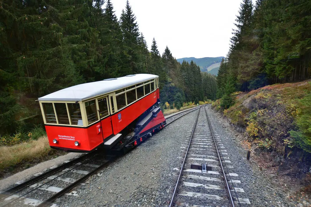 Ein Zug der Oberweißbacher Berg- und Schwarzatalbahn