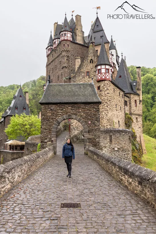 Reisejournalistin Biggi vor der Burg Eltz