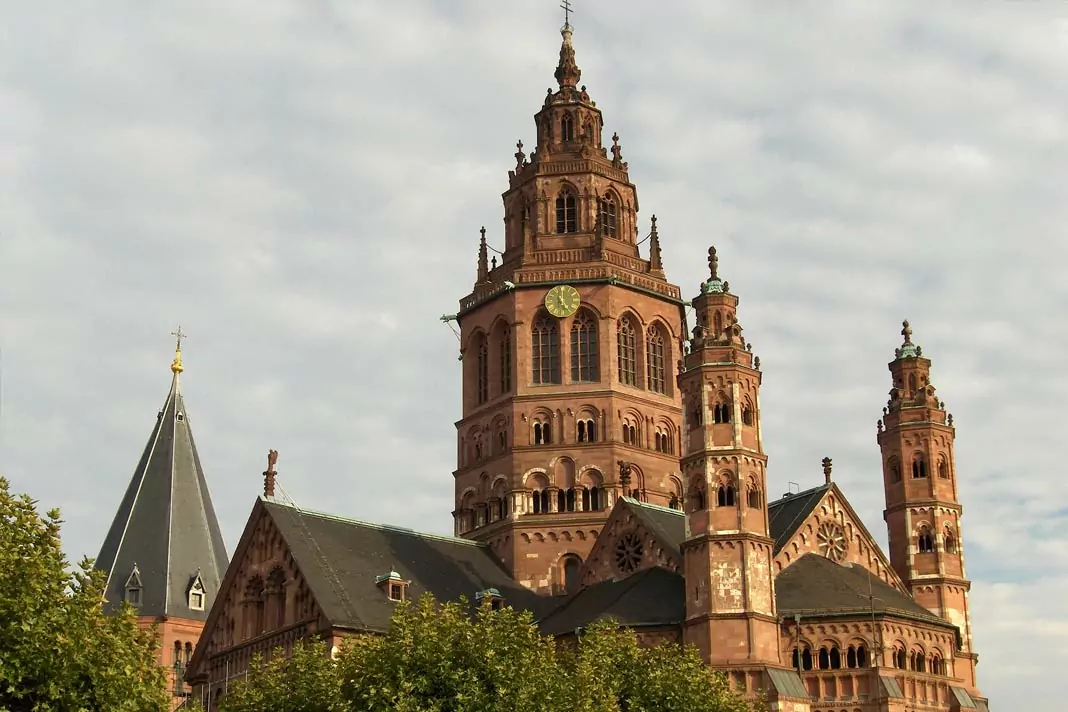 Der berühmte Mainzer Dom mit seinen roten Steinen