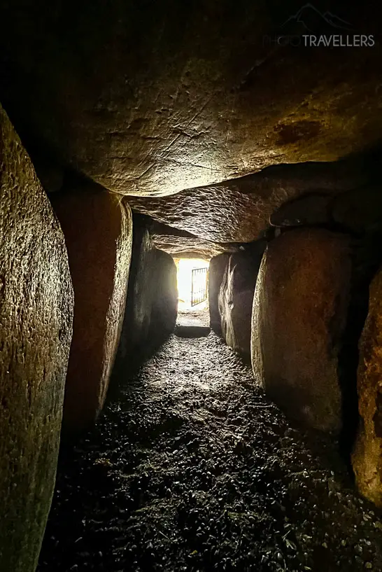 Der Blick in den Tunnel des Steinzeitgrabes Denghoog auf Sylt