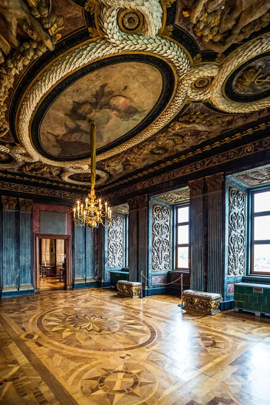 Ein prunkvoller Saal in Schloss Friedenstein