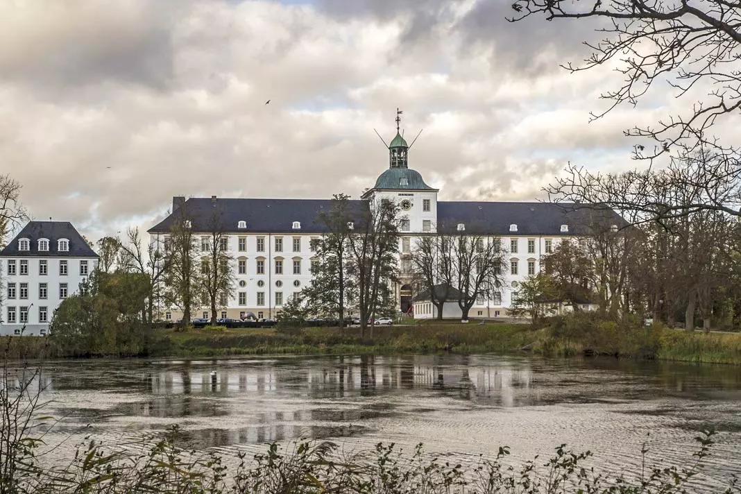 Schloss Gottorf ist idyllisch am See gelegen