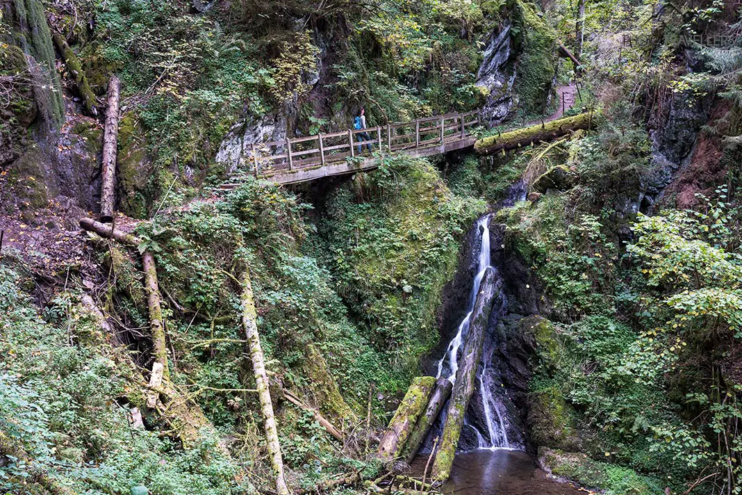 Reisebloggerin Biggi Bauer auf einem Steg in der Lotenbachklamm im Schwarzwald