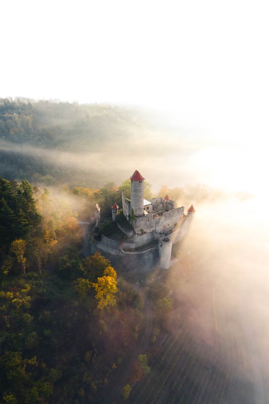 eine Burg im Nebel