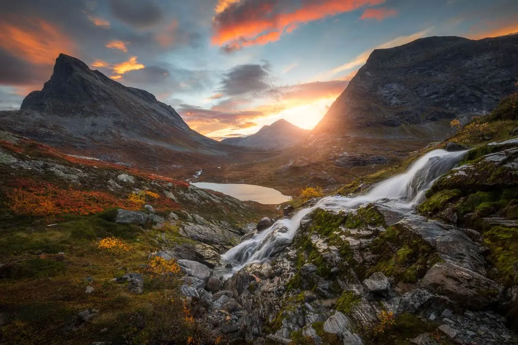 Ein dramatischer Sonnenaufgang in den Bergen von Norwegen