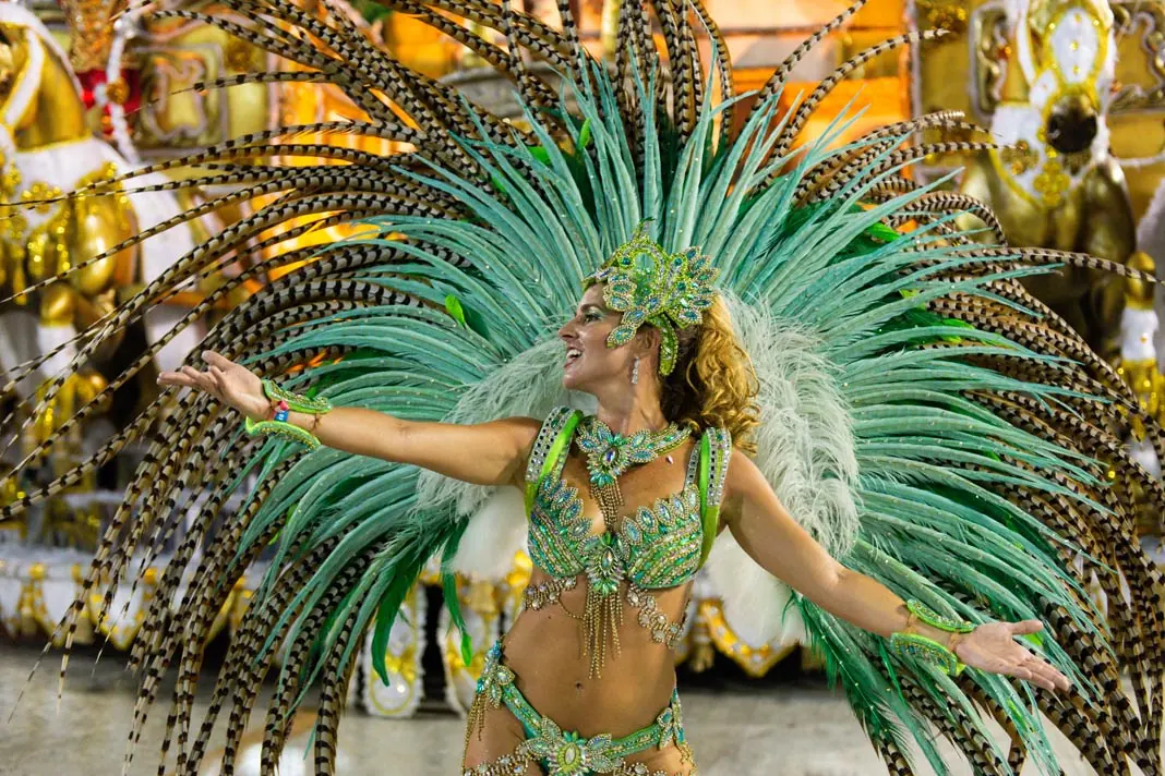 Eine Samba-Tänzerin auf dem Karneval in Rio de Janeiro