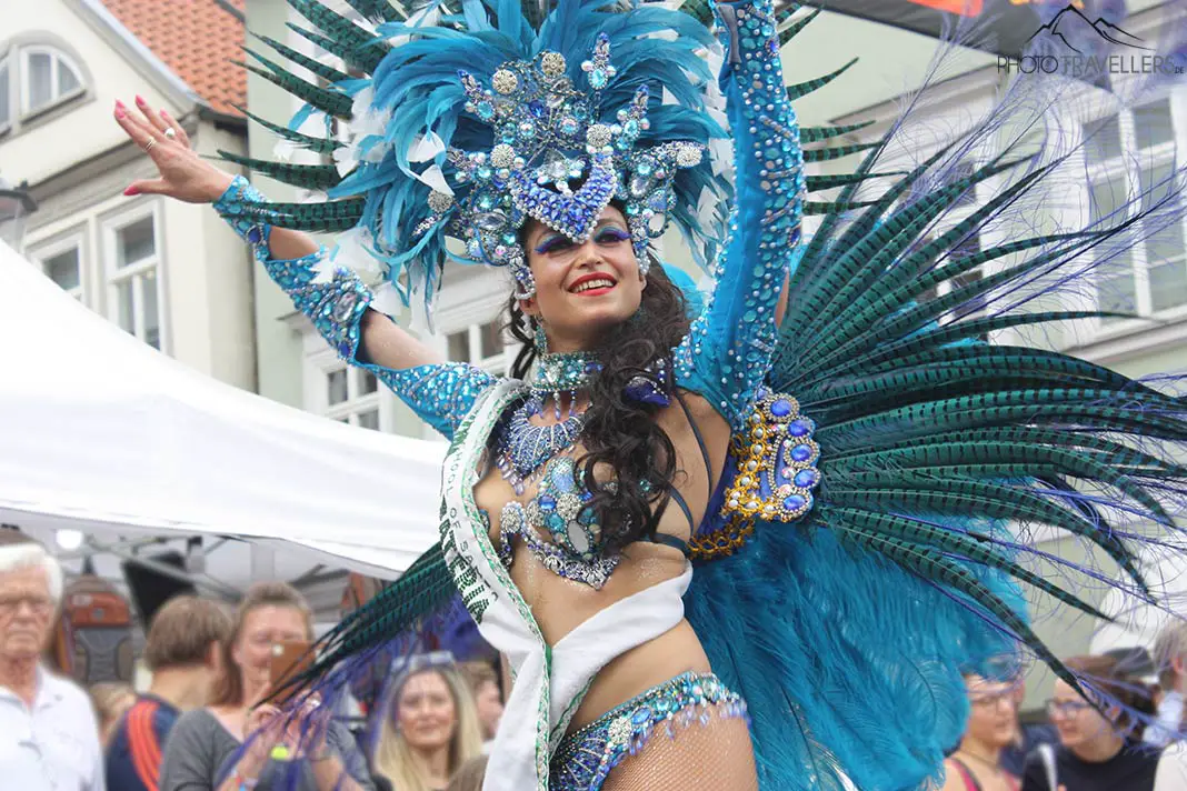 Eine Tänzerin auf dem Internationalen Samba-Festival in Coburg