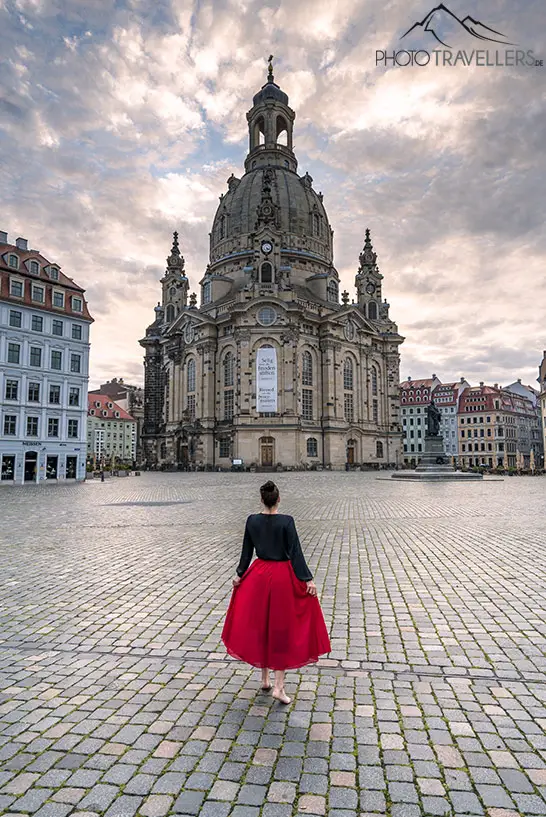 Biggi im roten kleid zum Sonnenaufgang vor der Dresdner Frauenkirche