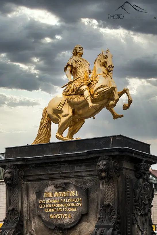 Der Goldene Reiter zeigt Herzog Friedrich August I. von Sachsen