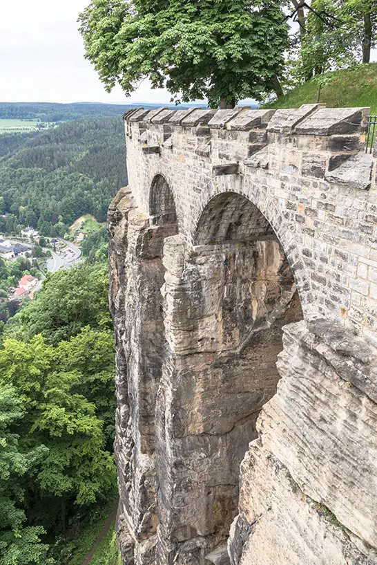 Blick entlang der langen Mauer der Festung Königstein