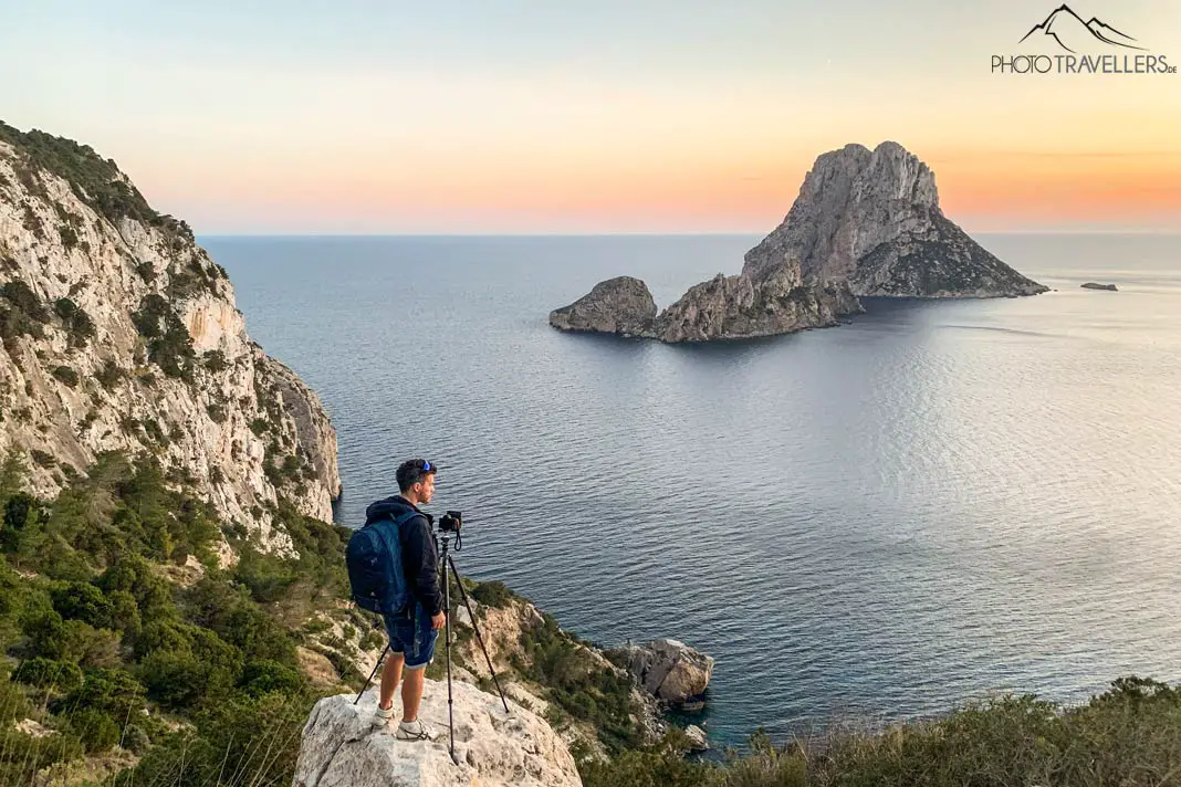 Florian with his camera on a tripod on the coast of Ibiza with a view from the vantage point Mirador del Savinar