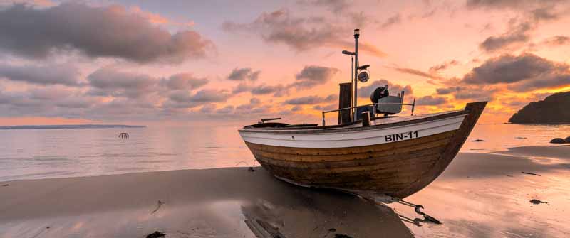 Ein Boot am Strand von Binz, eines der bekanntesten Rügen-Highlights